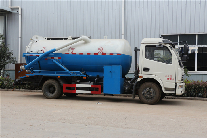 國五東風多利卡7方吸污車