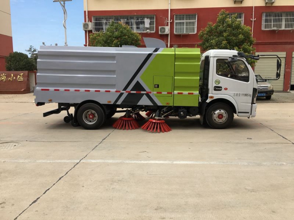 東風多利卡掃路車